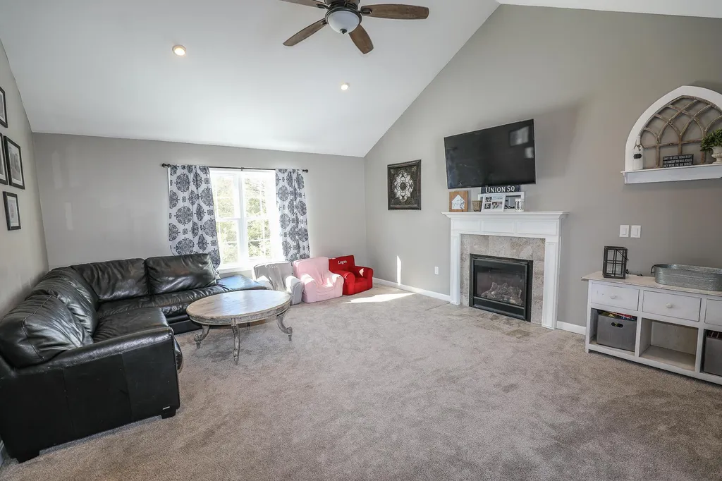 10 Lottie Lane Chichester NH 03258