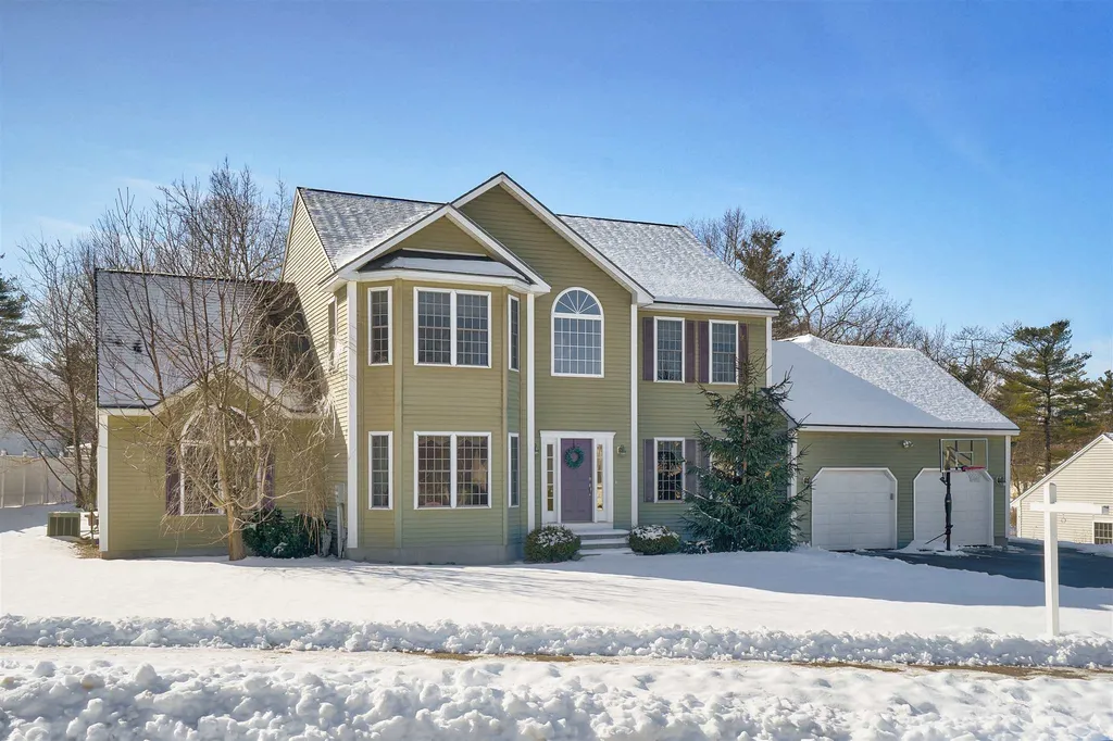 34 Stirling Avenue Hooksett NH 03106
