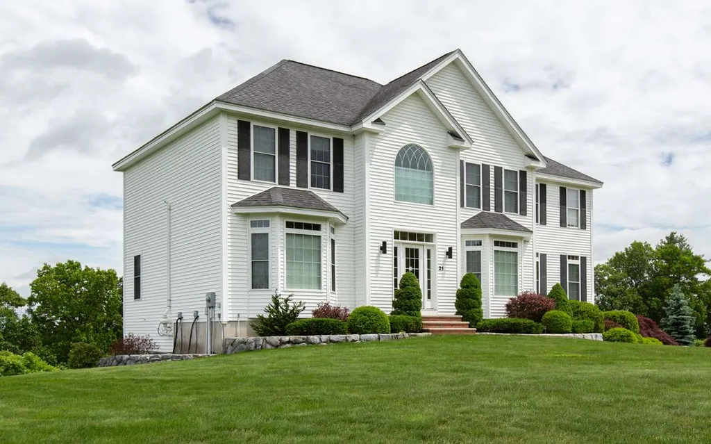 21 Collins Way Pelham NH 03076