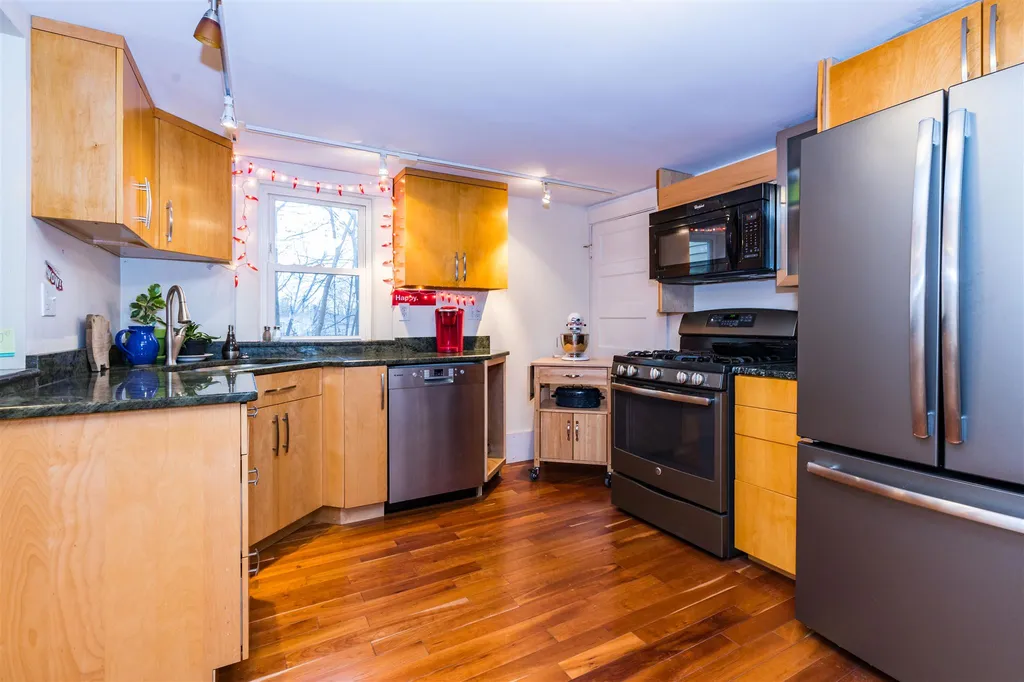 19 Cross Street Kittery ME 03904