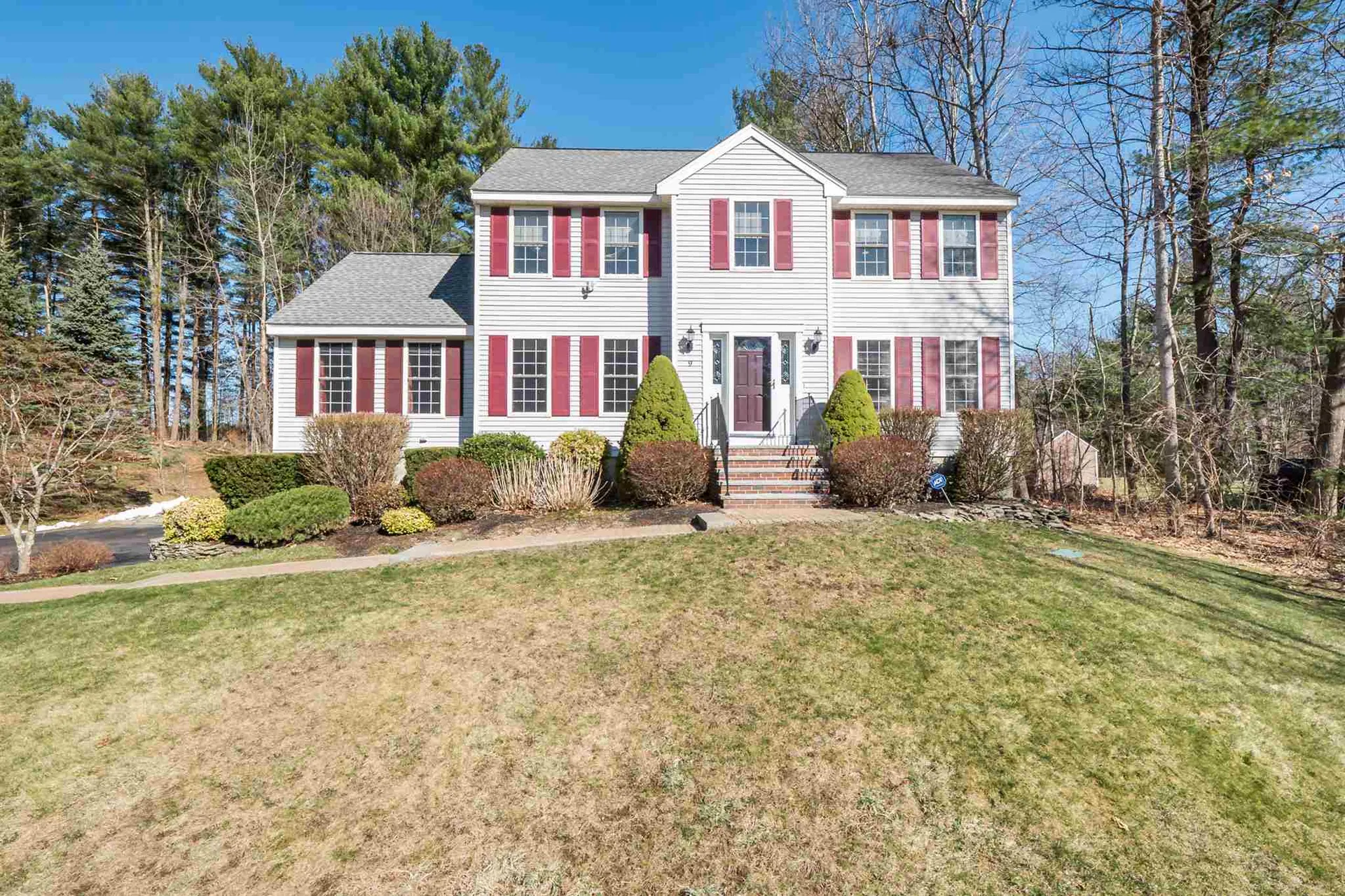9 Lexington Avenue Londonderry NH 03053