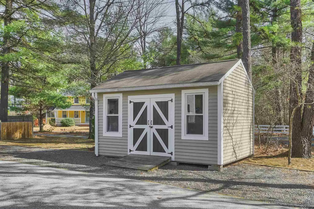 18 Tamarack Lane Amherst NH 03031