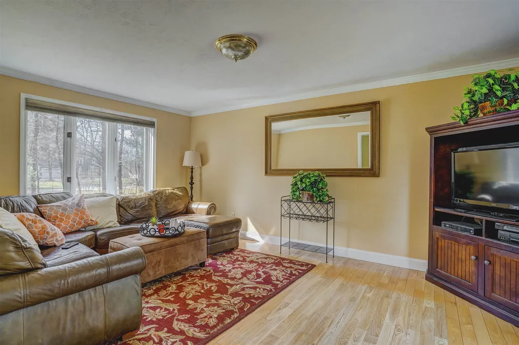 18 Tamarack Lane Amherst NH 03031