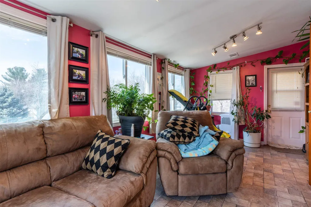 27 Grand Avenue Hudson NH 03051