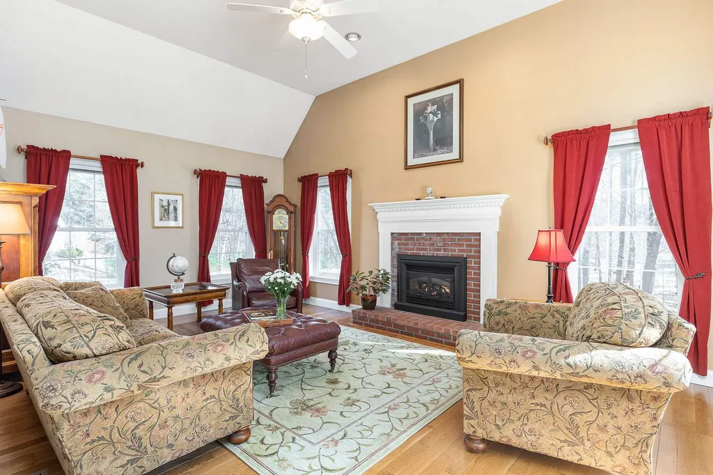 8 Wiggin Way Stratham NH 03885
