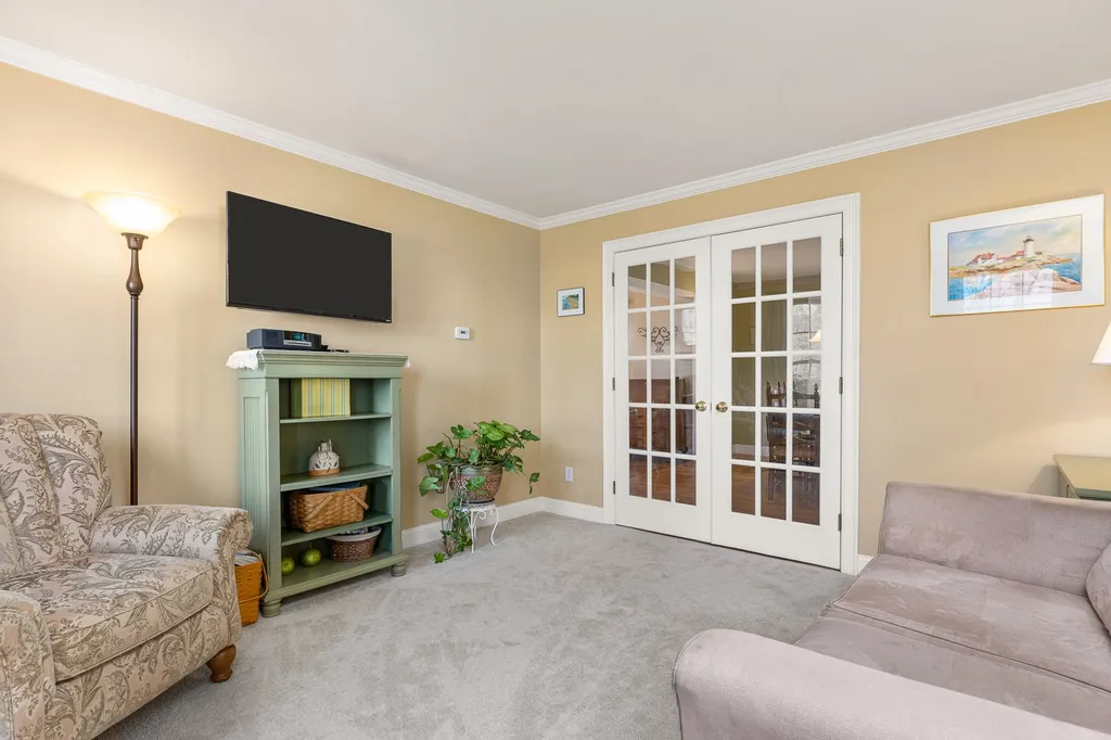 8 Wiggin Way Stratham NH 03885