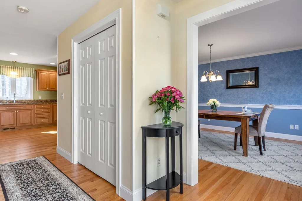 8 Wiggin Way Stratham NH 03885