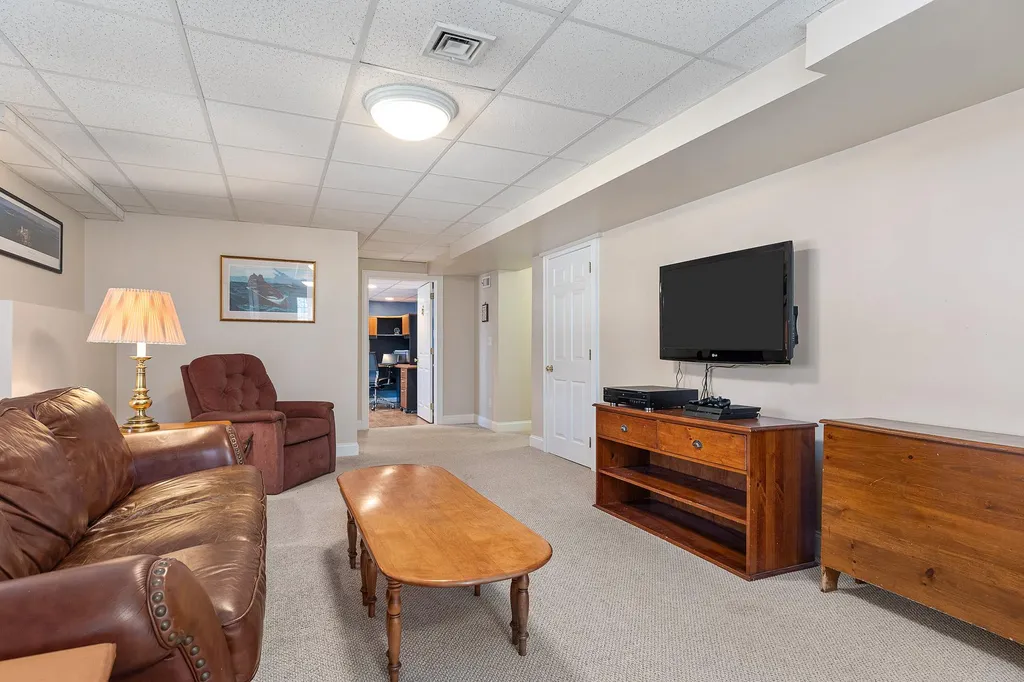 8 Wiggin Way Stratham NH 03885