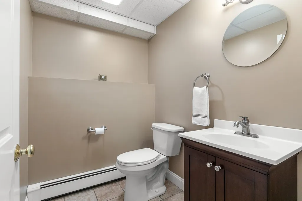 8 Wiggin Way Stratham NH 03885