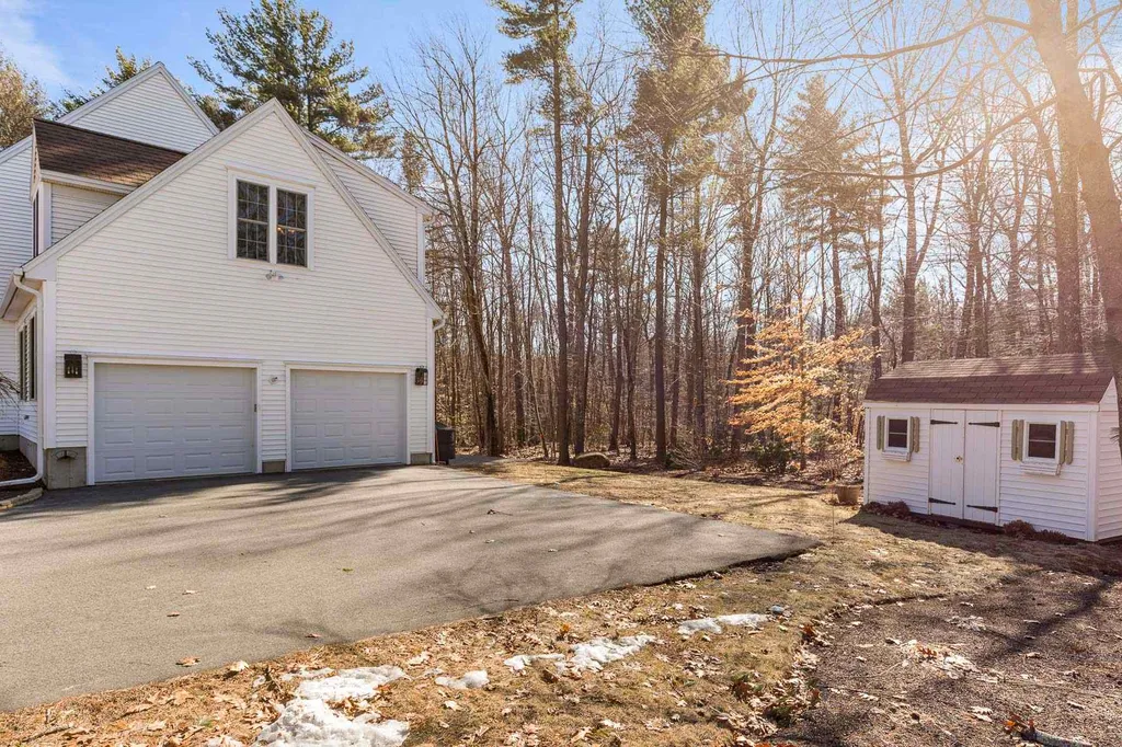 8 Wiggin Way Stratham NH 03885