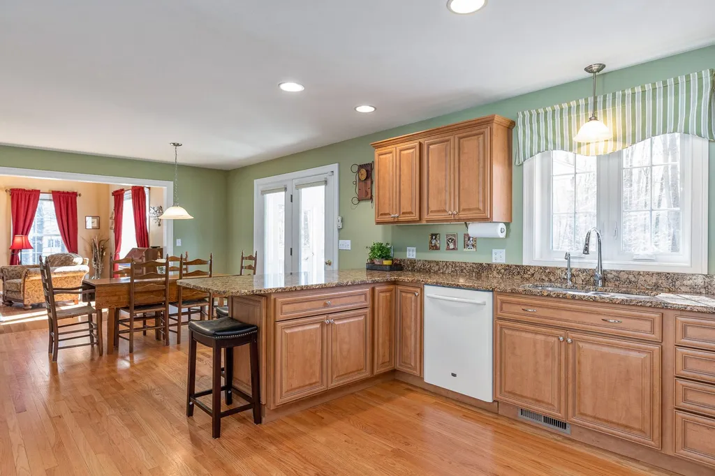 8 Wiggin Way Stratham NH 03885