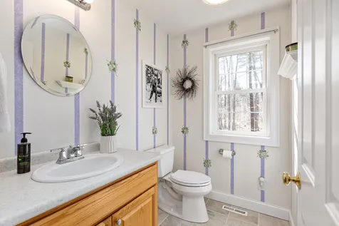 8 Wiggin Way Stratham NH 03885