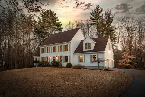 8 Wiggin Way Stratham NH 03885