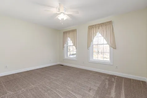 8 Wiggin Way Stratham NH 03885