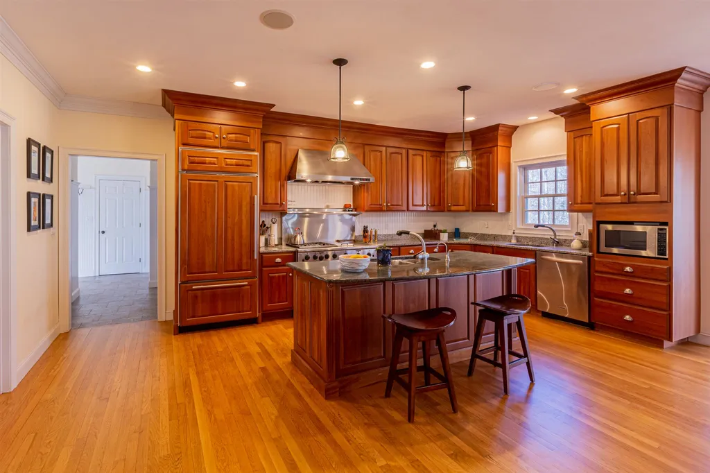 29 Chapel Road North Hampton NH 03862