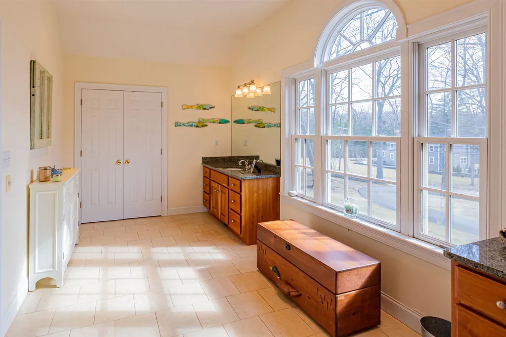 29 Chapel Road North Hampton NH 03862