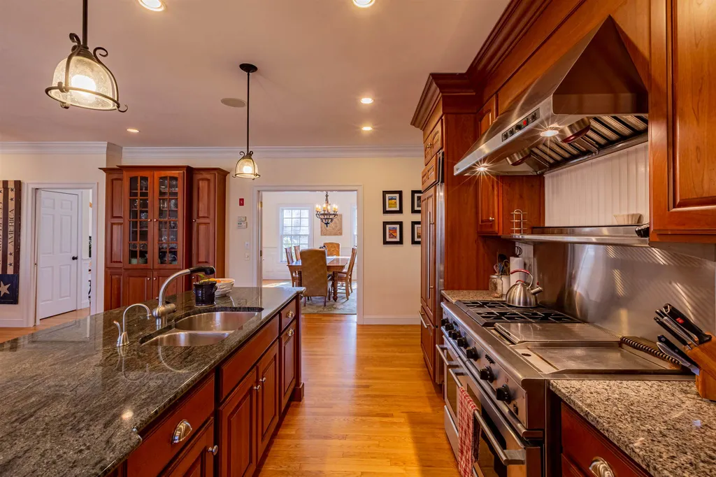 29 Chapel Road North Hampton NH 03862