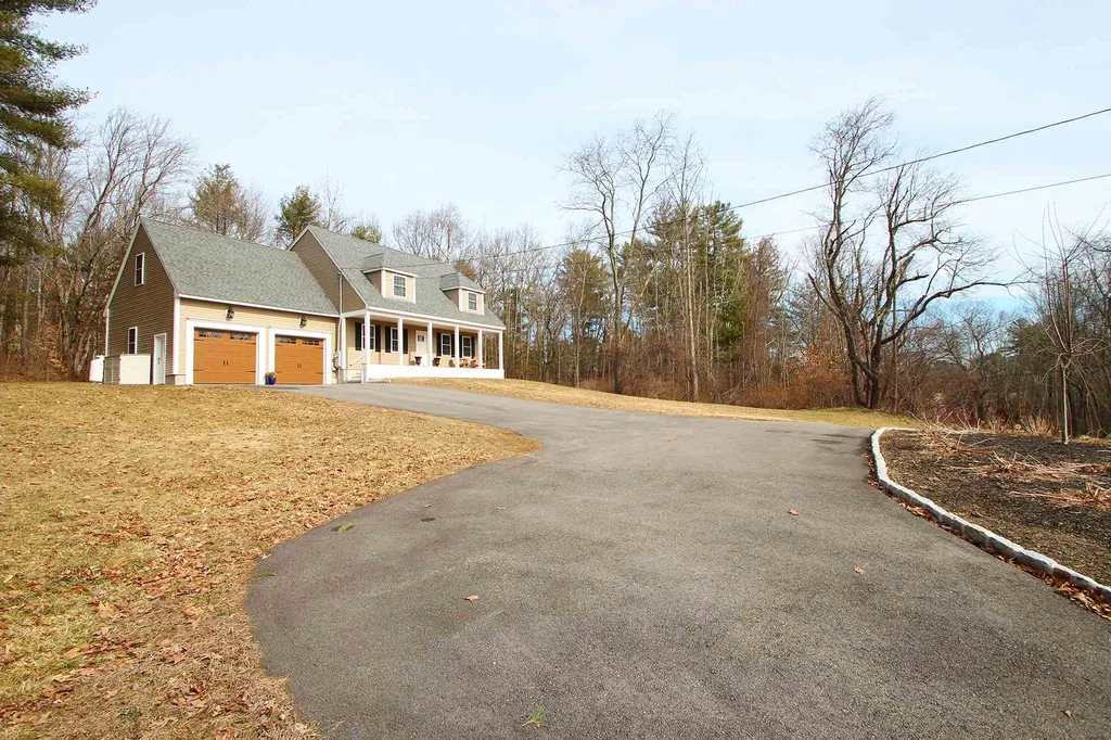 77 Mast Road Lee NH 03861