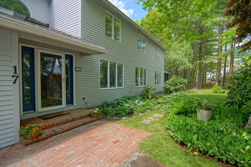 17 Appledore Avenue North Hampton NH 03862