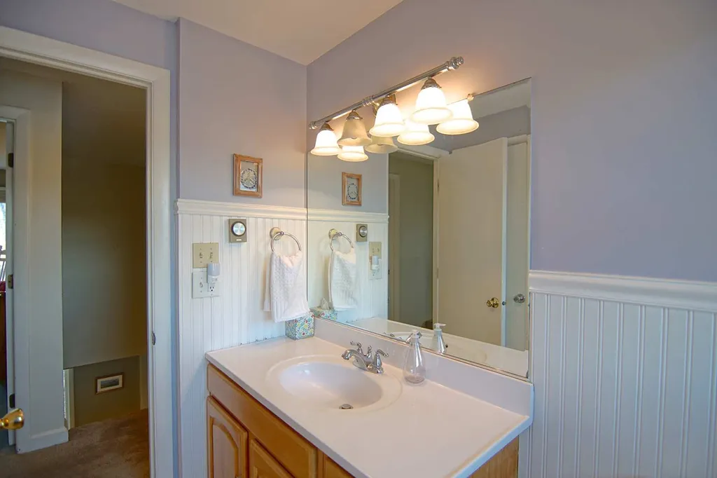 17 Appledore Avenue North Hampton NH 03862