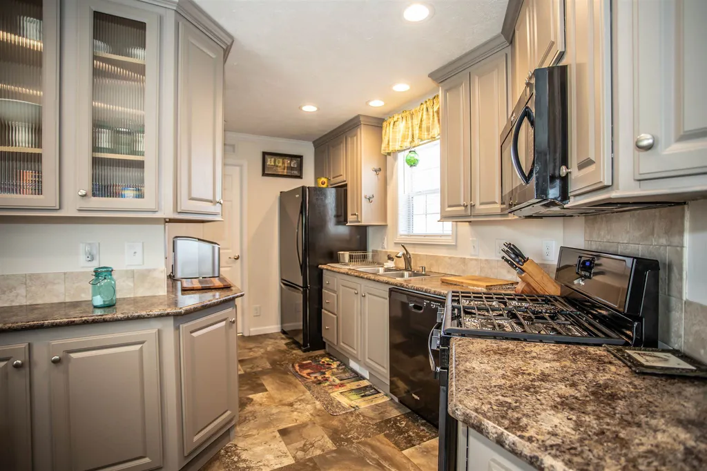 15 Hunter Boulevard Londonderry NH 03053