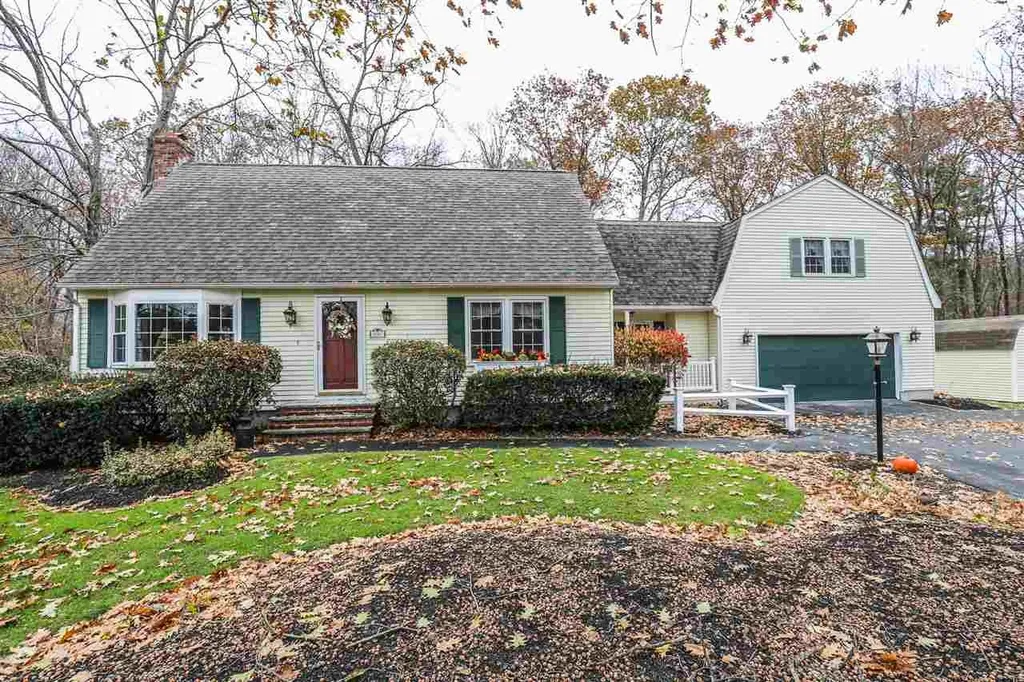 10 Melba Drive Hudson NH 03051