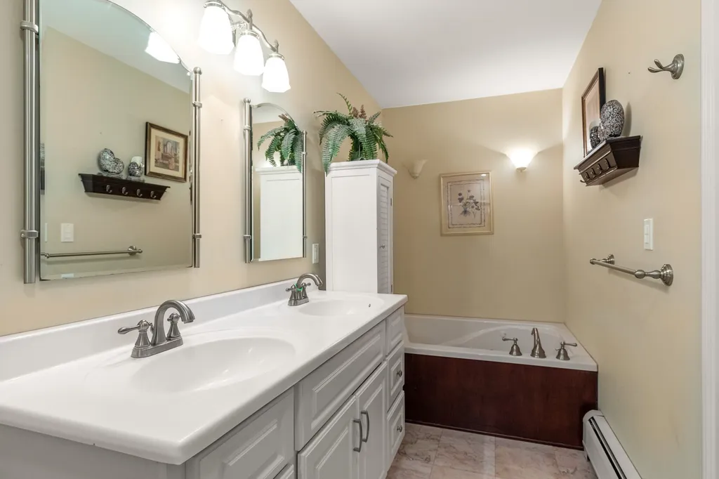 7 Rose Petal Lane Kensington NH 03833