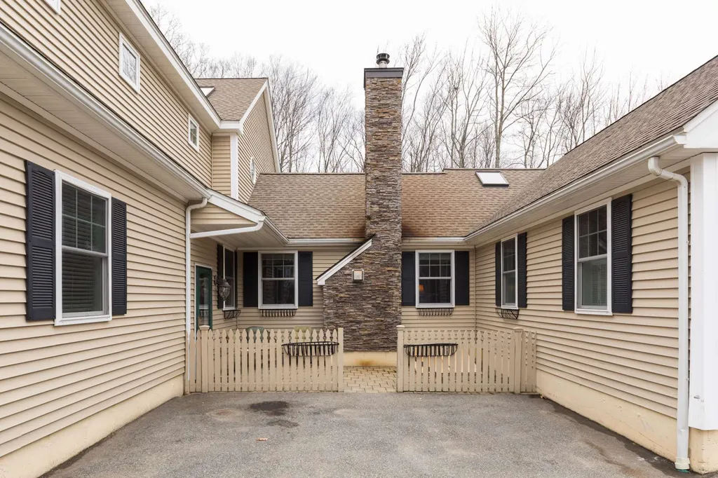 7 Rose Petal Lane Kensington NH 03833