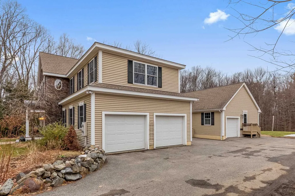 7 Rose Petal Lane Kensington NH 03833