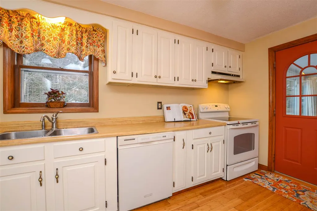 11 Leavitt Road Fremont NH 03044