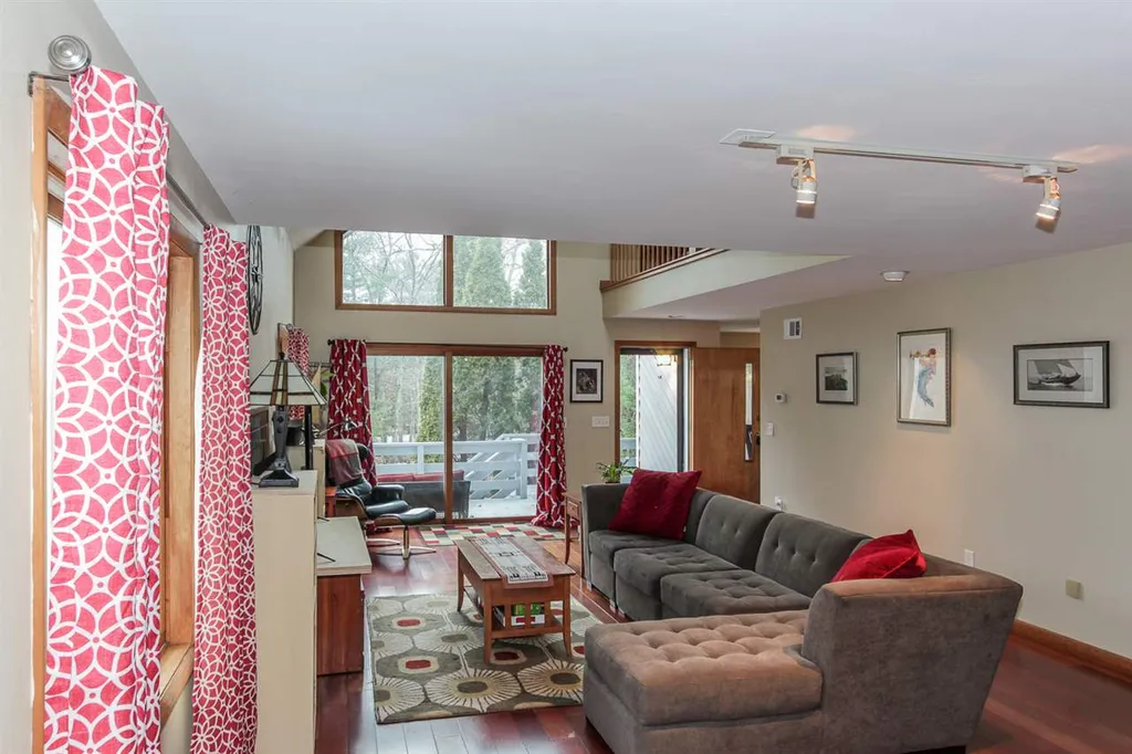 26 Seasons Lane Londonderry NH 03053