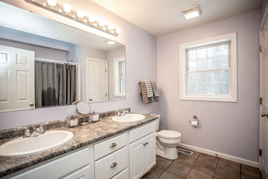 13 Candlestick Lane Sandown NH 03873