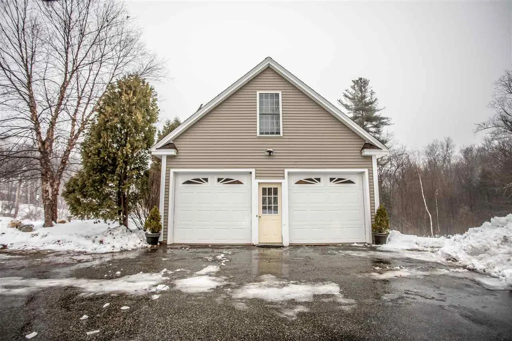 13 Candlestick Lane Sandown NH 03873