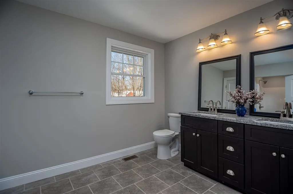 8 Oldenburg Lane Rollinsford NH 03869