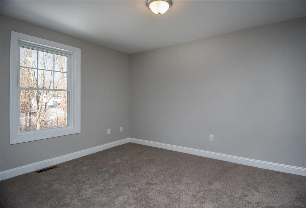 8 Oldenburg Lane Rollinsford NH 03869