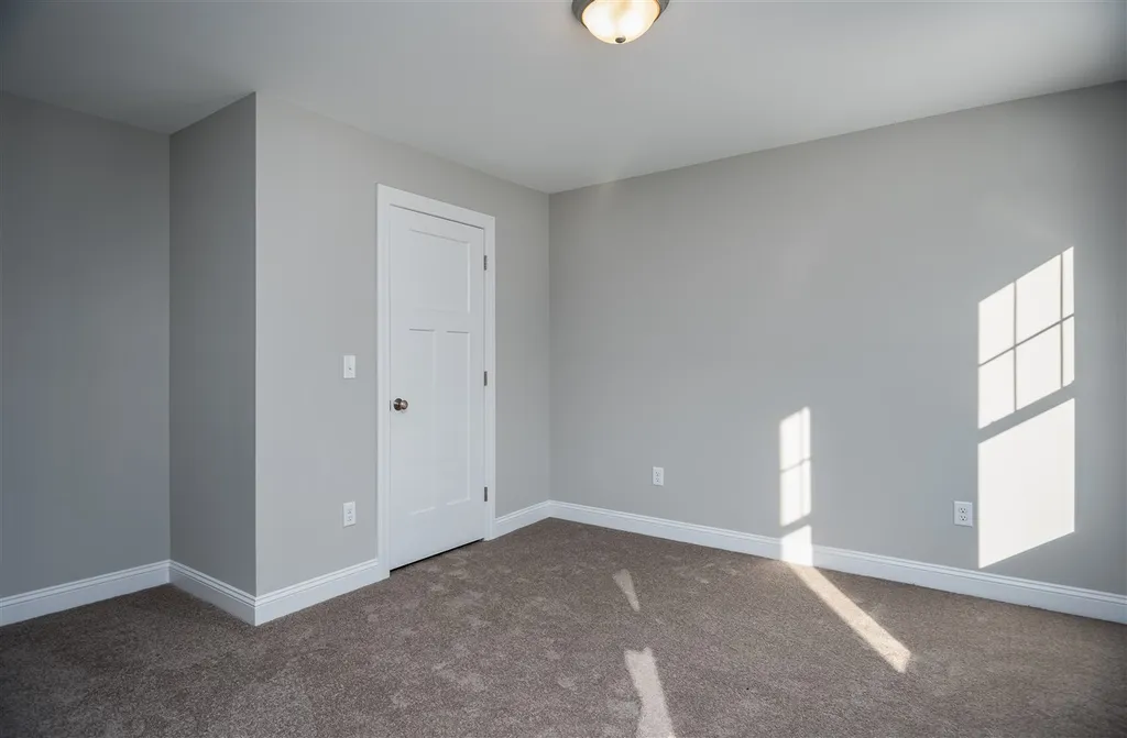 8 Oldenburg Lane Rollinsford NH 03869