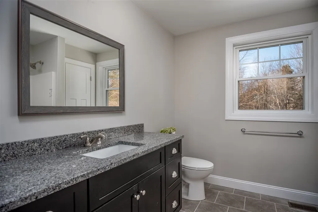 8 Oldenburg Lane Rollinsford NH 03869