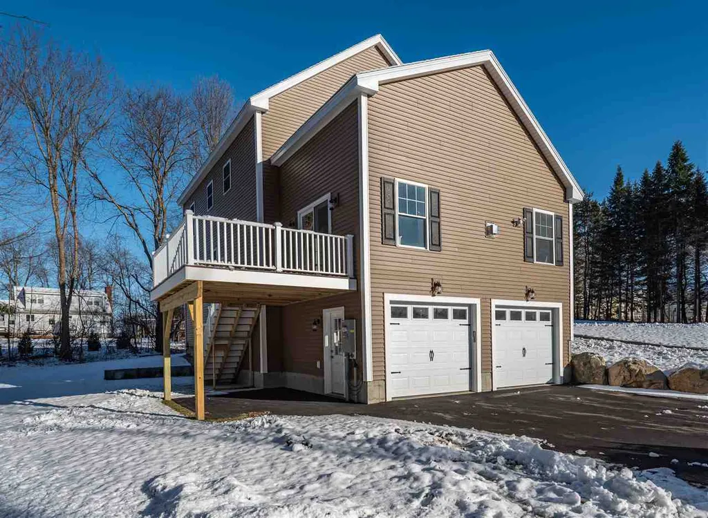 8 Oldenburg Lane Rollinsford NH 03869