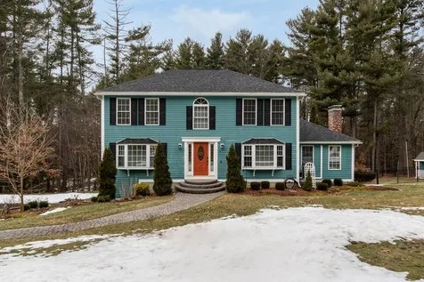 16 Lantern Lane Londonderry NH 03053