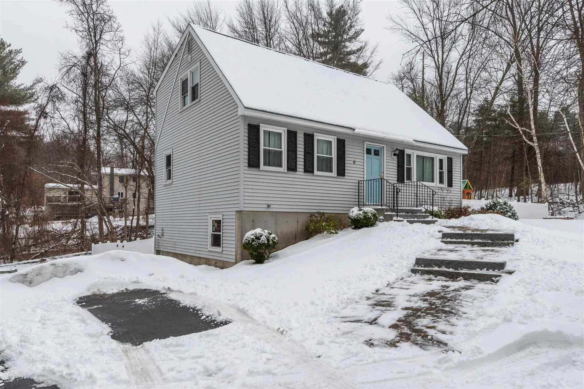 6 Albany Avenue Londonderry NH 03053