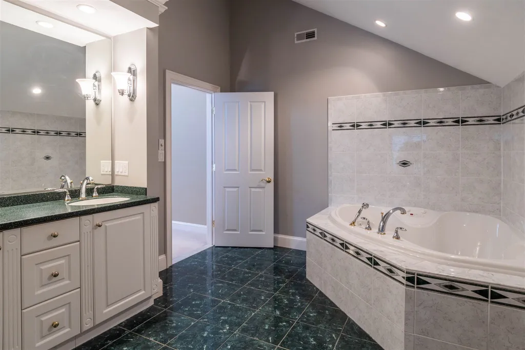 23 Hawthorne Road Windham NH 03087