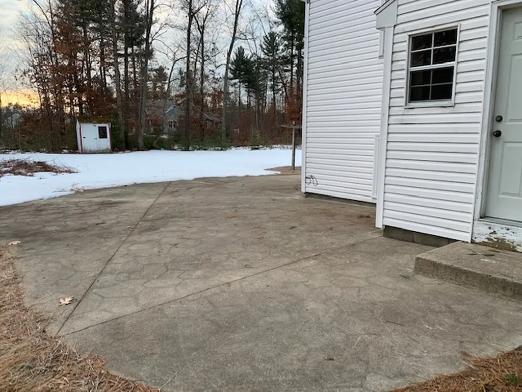 7 Nesenkeag Drive Litchfield NH 03052