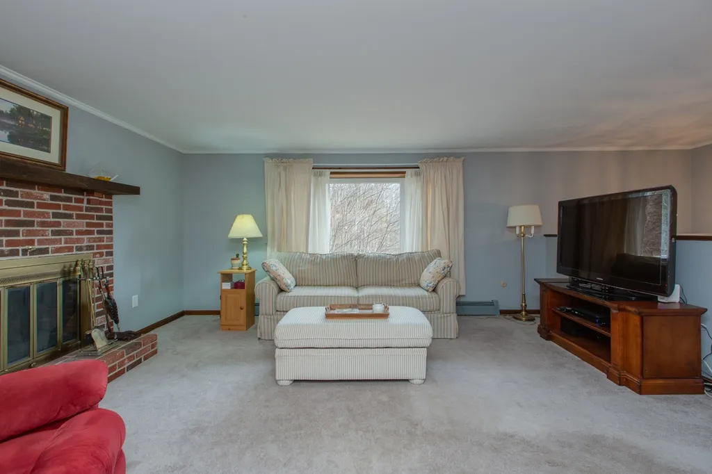 4 Debbie Terrace Derry NH 03038