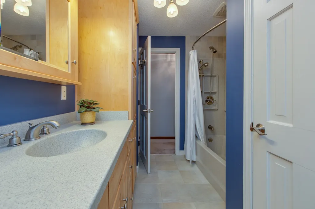 4 Debbie Terrace Derry NH 03038