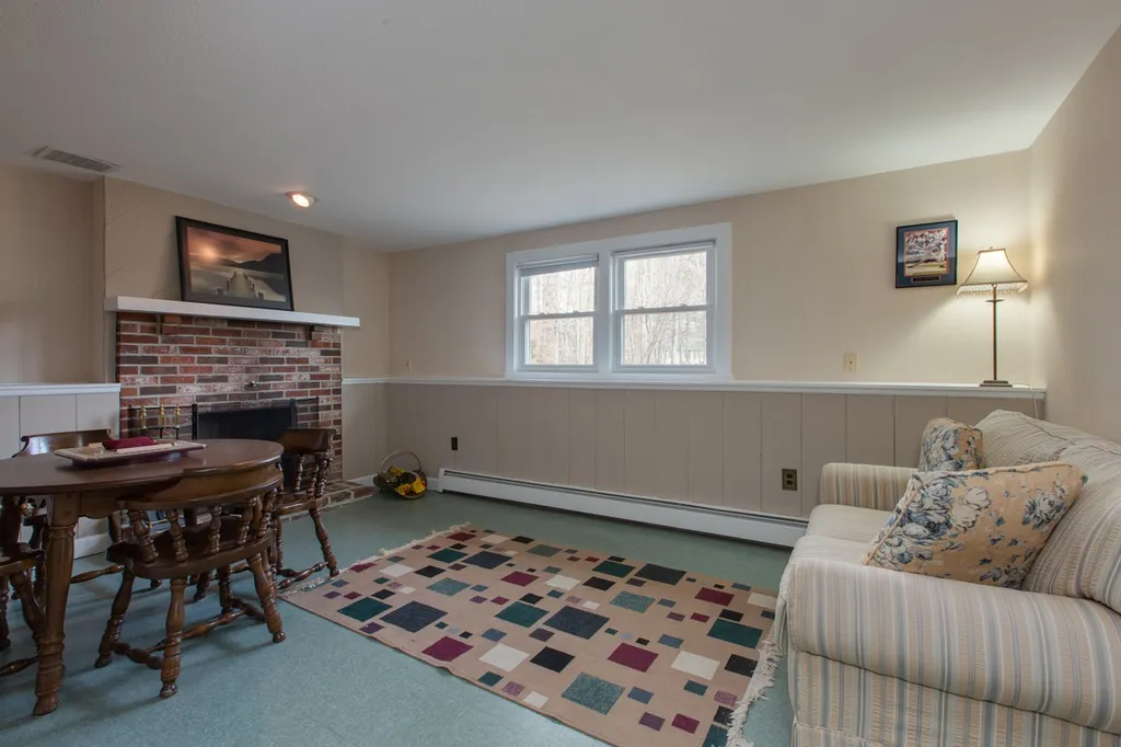 4 Debbie Terrace Derry NH 03038