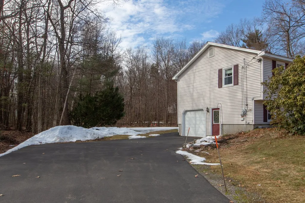 4 Debbie Terrace Derry NH 03038