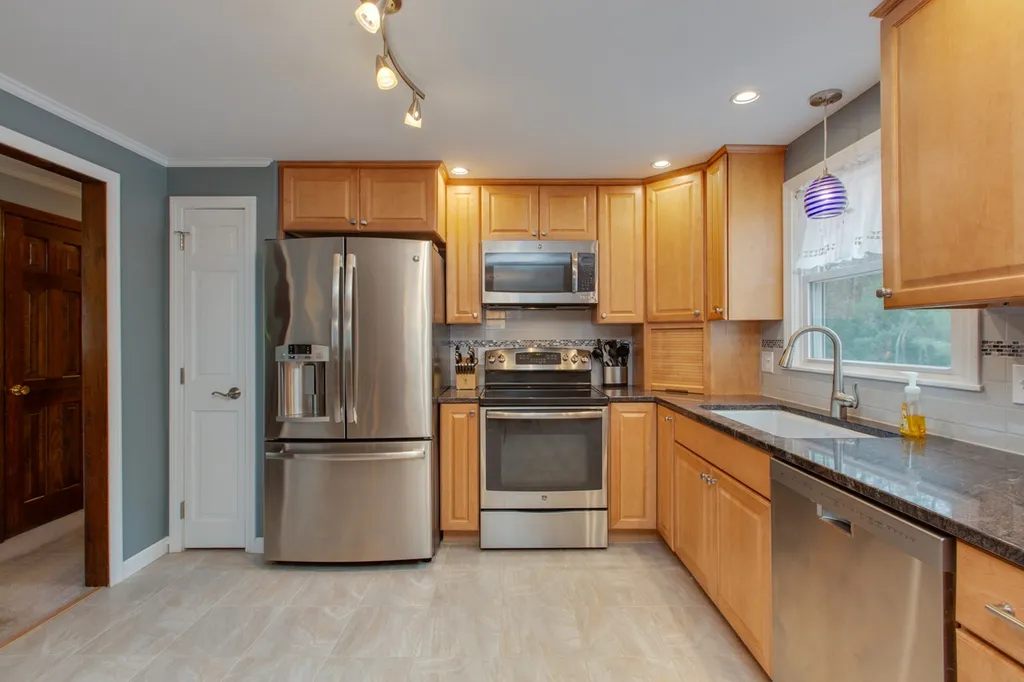 4 Debbie Terrace Derry NH 03038