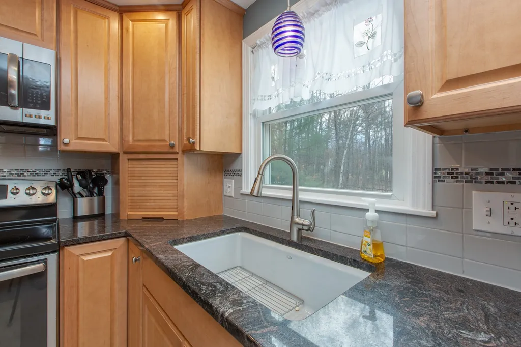 4 Debbie Terrace Derry NH 03038