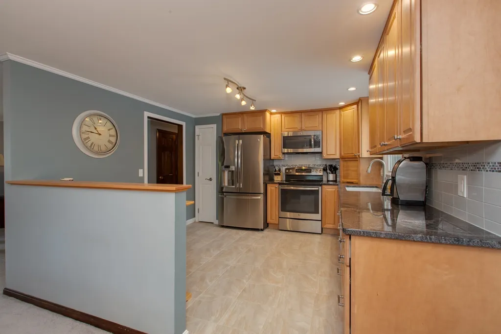 4 Debbie Terrace Derry NH 03038