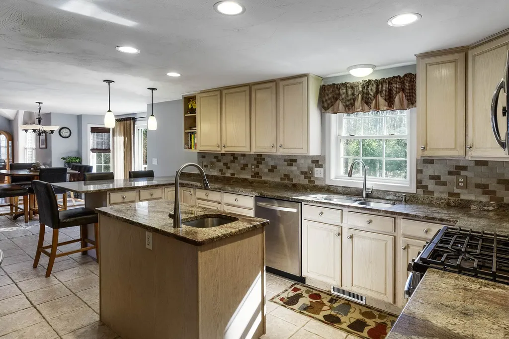12 Sutherland Drive Hudson NH 03051